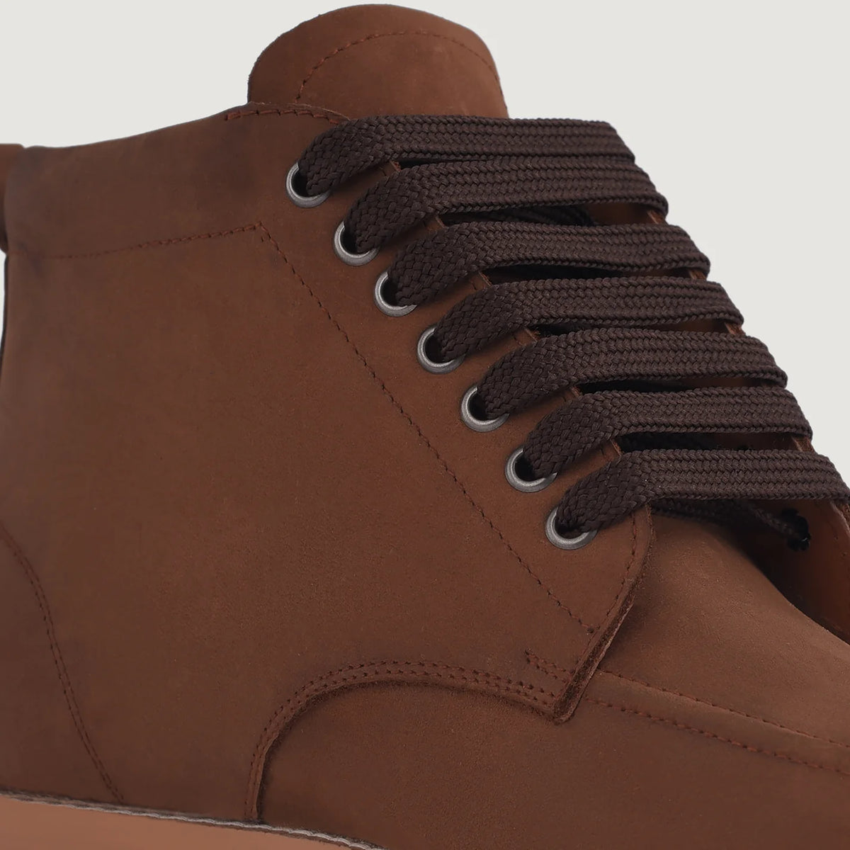High-Traction Rubber Outsole & Lug Tread Pattern on Bearman Moc Toe Pull-up Ruskea Nahkasaappaat Miehille