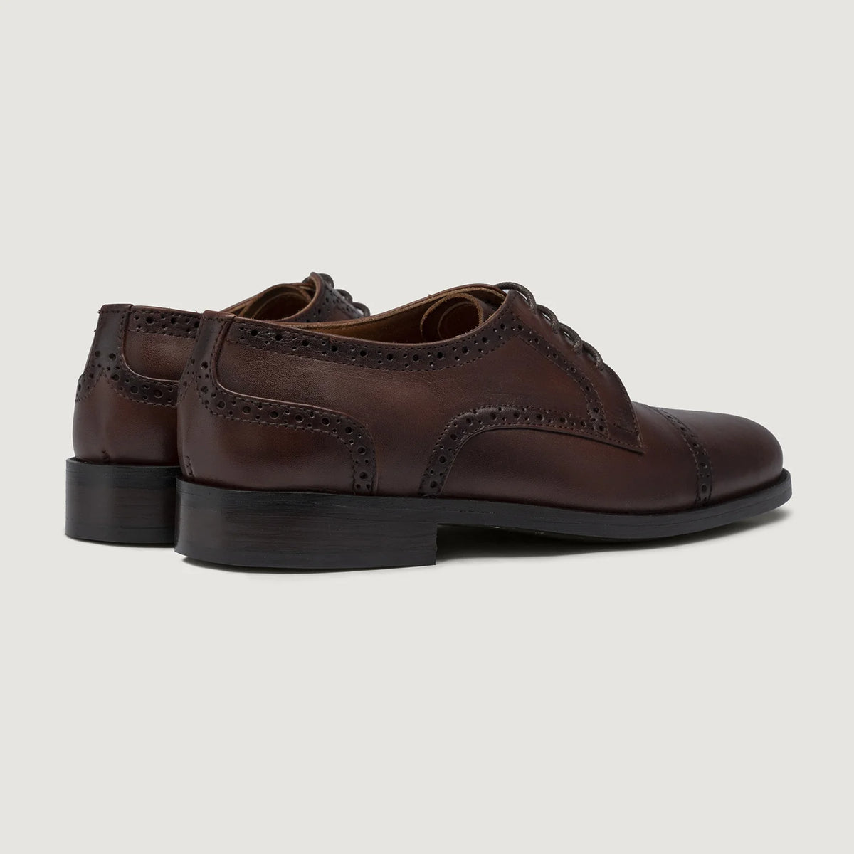 High-Traction Rubber Outsole & Lug Tread Pattern on Dirk Brogues Derby Burnished Ruskea Nahkakengät Miehille For Men