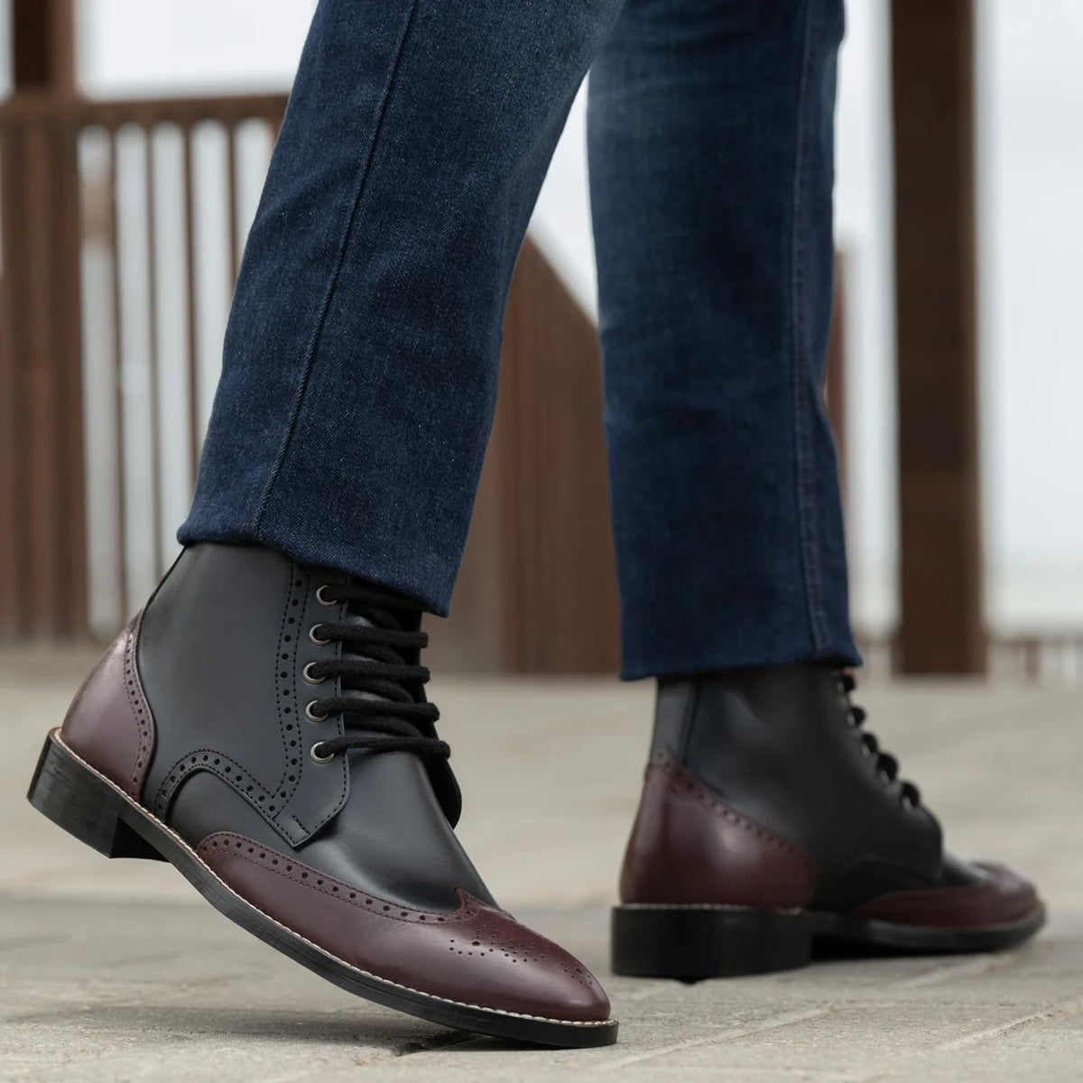 Päällä sovitetun näkymä:  Duster Brogues Derby Maroon Black Leather Boots StudGuard For Men mallin päällä luonnollisessa päivänvalossa