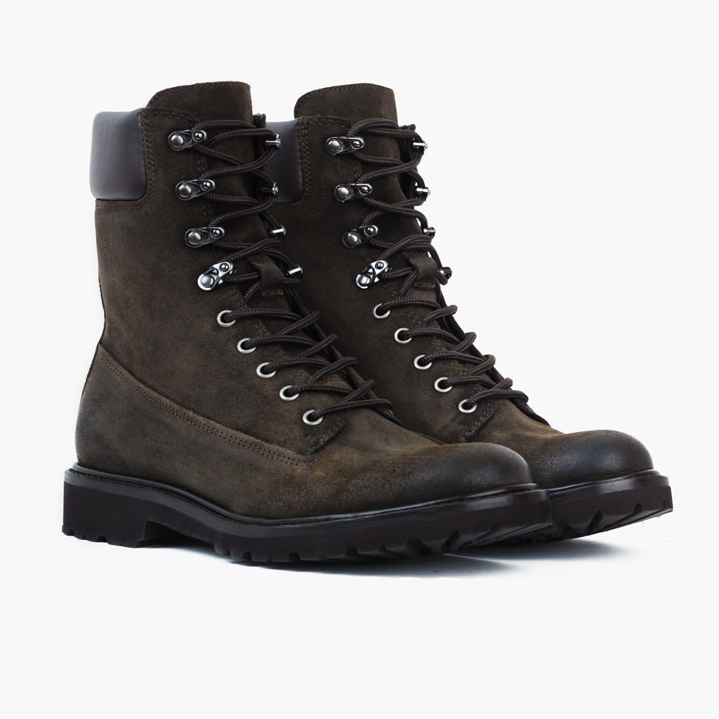 Explorer Dark Olive Suede Nahkasaappaat Miehille in Olive Goatskin Suede - Sivunäkymä | Osta verkosta