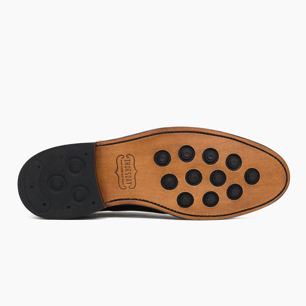 High-Traction Rubber Outsole & Lug Tread Pattern on Cavalier Musta Nahkasaappaat Miehille