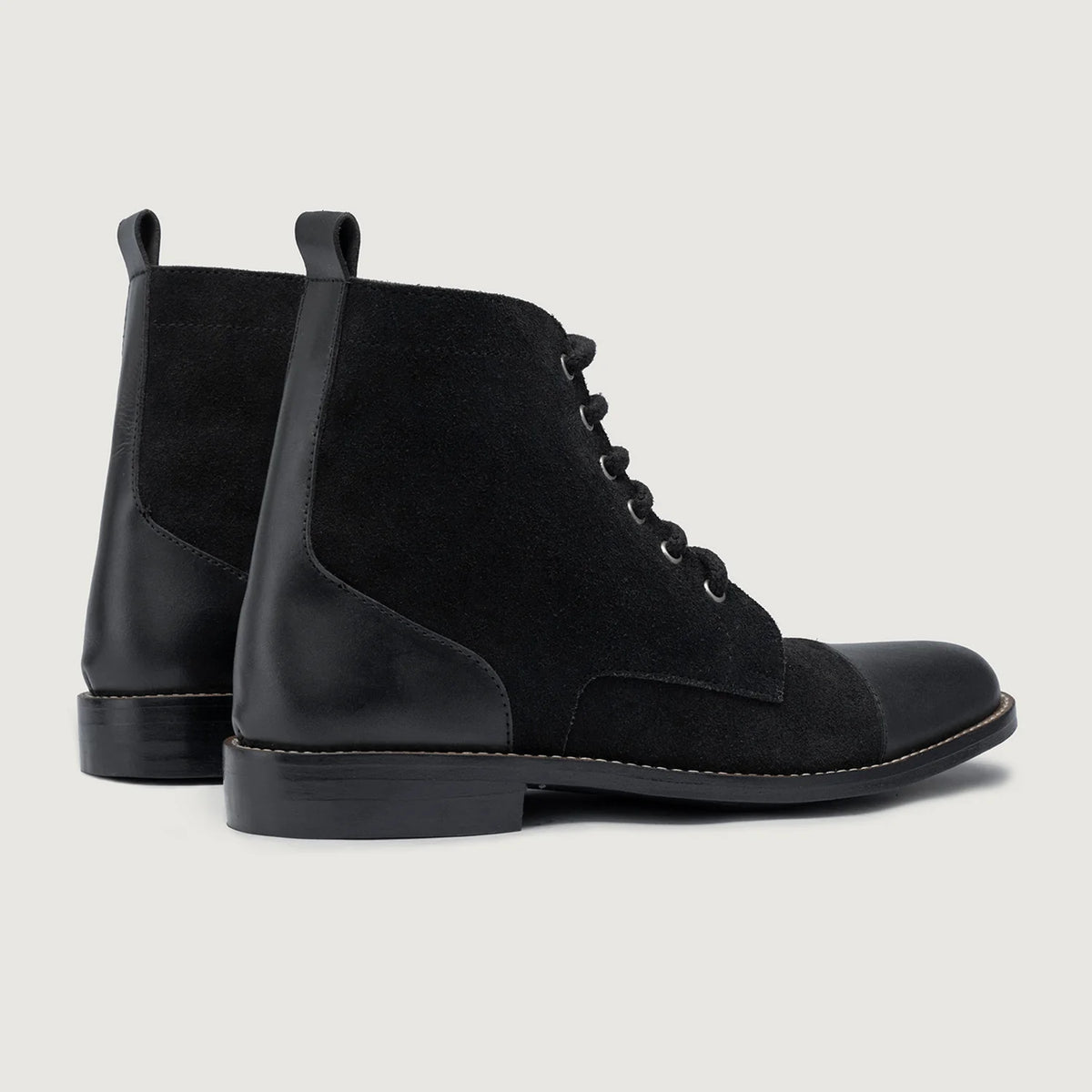 High-Traction Rubber Outsole & Lug Tread Pattern on Knight Derby Hybrid Musta Nahkasaappaat - StudGuard Miehille