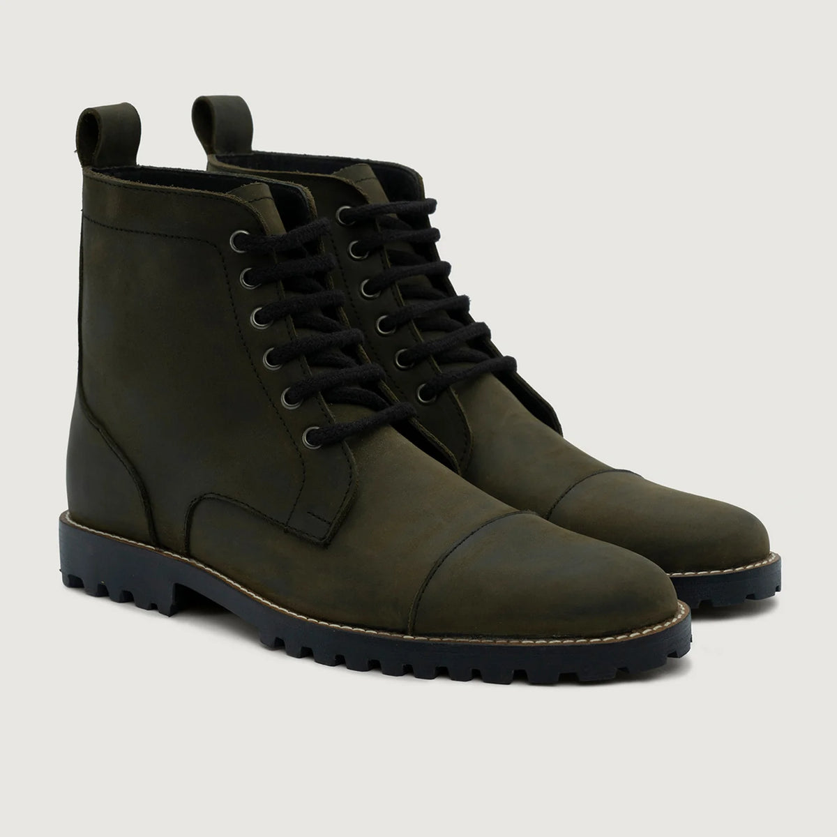 Knight Derby Olive Vihreä Pullup Nahkasaappaat - TerraGrip Miehille in Olive Green Full-Grain Leather - Sivunäkymä | Osta verkosta