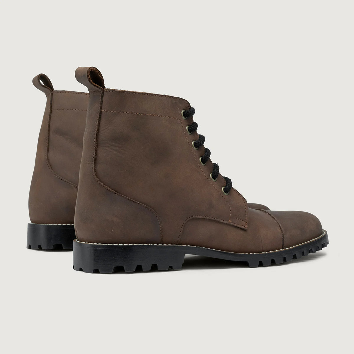 Knight Derby Waxed Brown Pullup Leather Boots TerraGrip For Men - Vahvistettu kantapää ja tarkat kaksoisompeleet