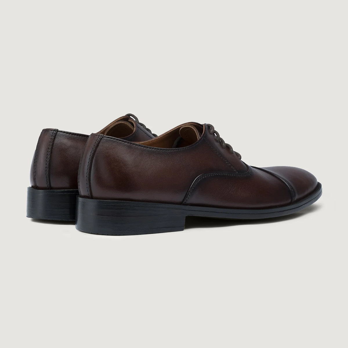 High-Traction Rubber Outsole & Lug Tread Pattern on Professor Oxford Burnished Ruskea Nahkakengät Miehille For Men