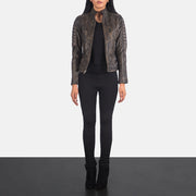 
Adalyn Tepattu Distressed Ruskea Nahkainen Biker-takki Naisille - Sivuprofiili ergonomisella hihanleikkauksella