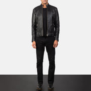 Close-Up Detail of Band &amp; Zipper Hardware on Men's Adornica Musta Nahkainen Biker-takki Miehille