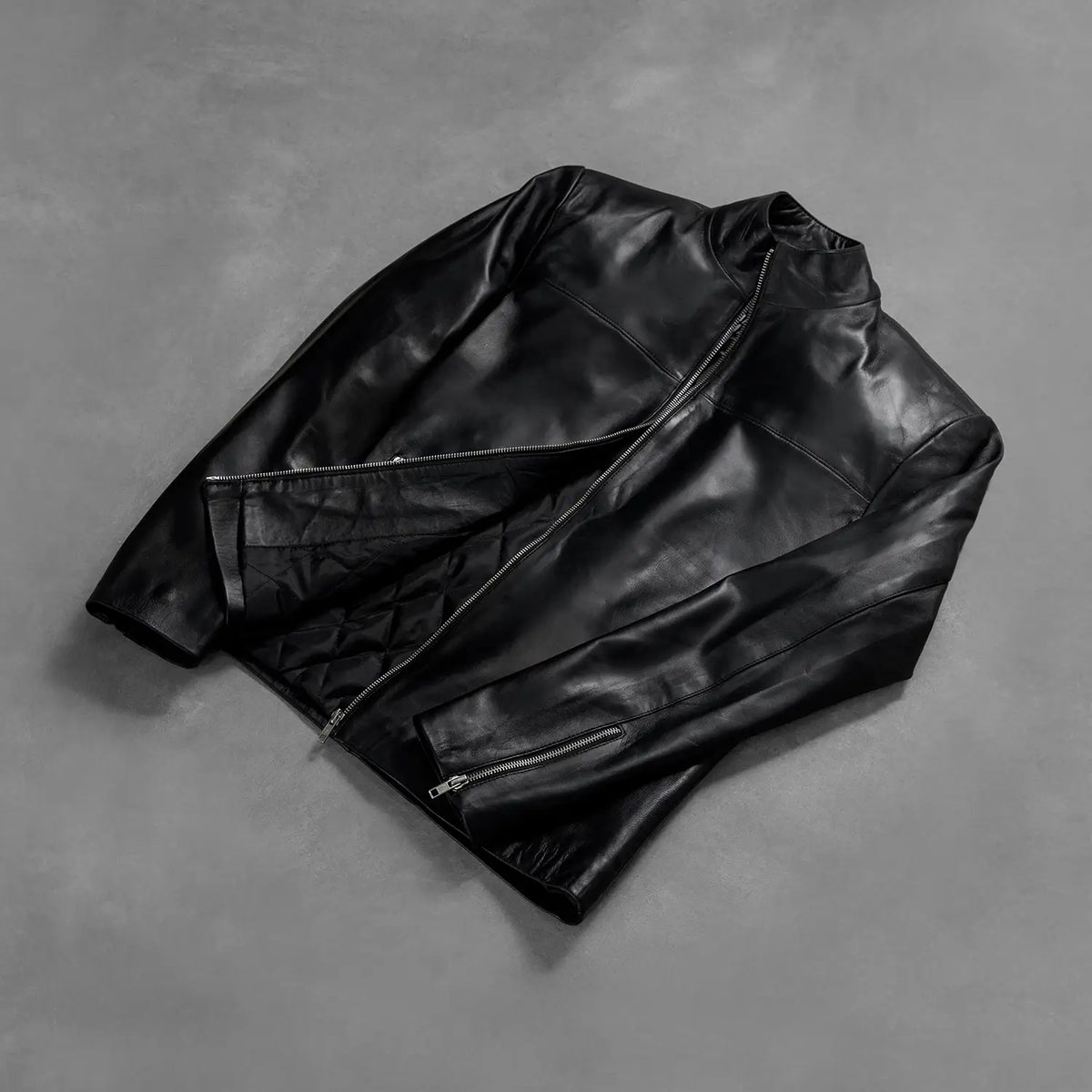 Zipper &amp; Hem Craftsmanship Construction Detail on Men's Adornica Musta Nahkainen Biker-takki Miehille