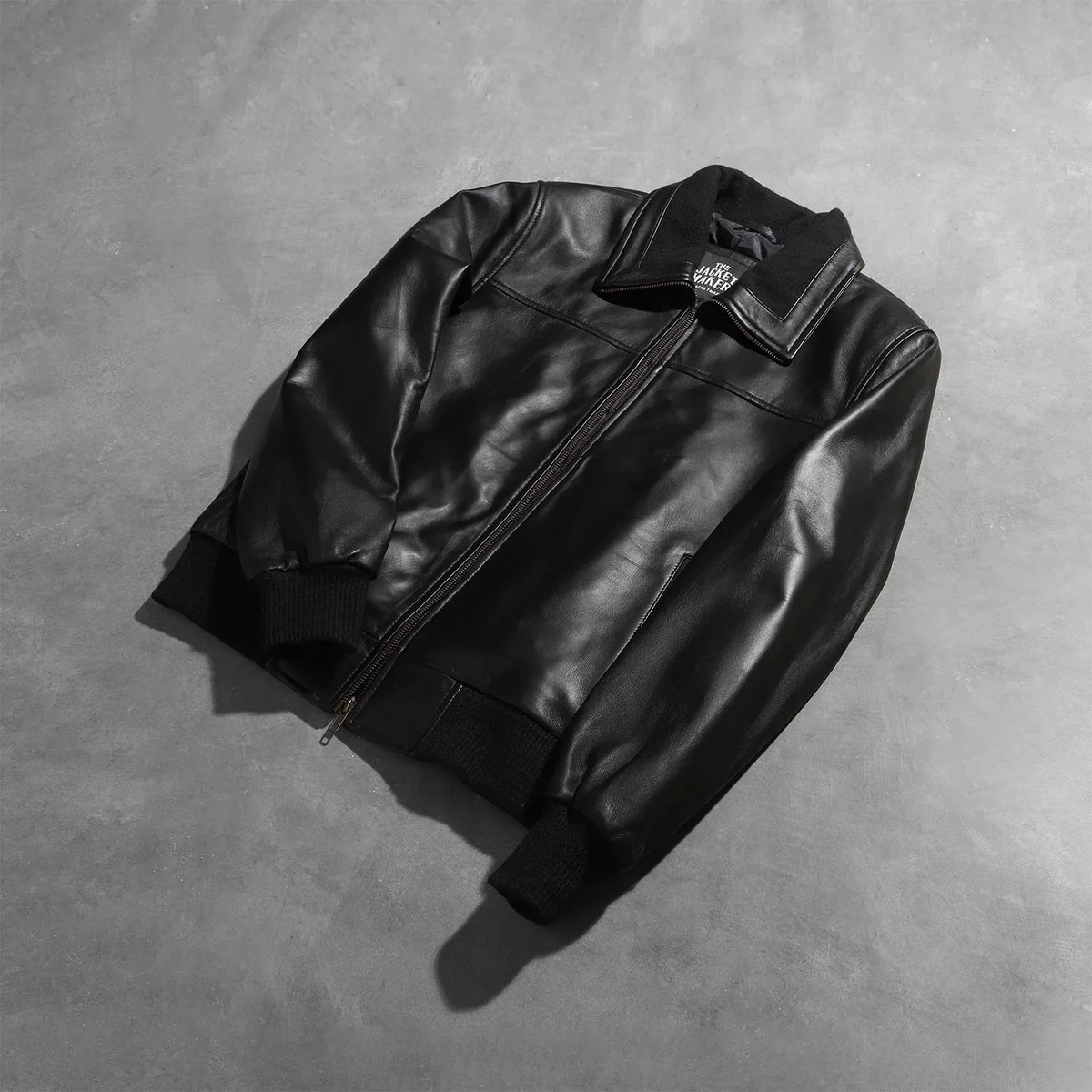 Rib Knit &amp; Hem Craftsmanship Construction Detail on Men's Air Rolf Musta Nahkainen Pommitakki Miehille