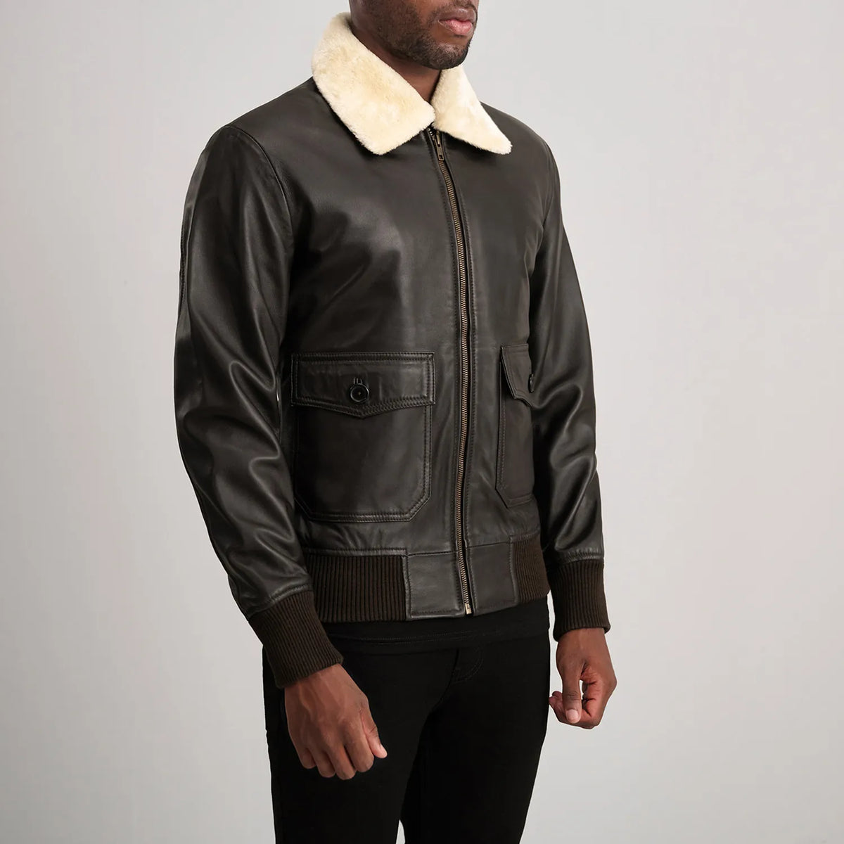 
Brown Sheepskin Leather Bomber Jacket - Takaa istuvilla olkapäillä ja siistillä helmalla