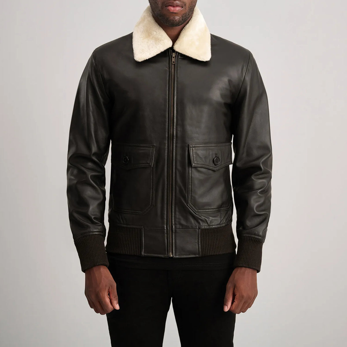 
Yksityiskohtainen lähikuva of Shirt with Removable Fur & Zipper Hardware on Airin G-1 Ruskea & Cream Nahkainen Pommitakki Miehille