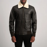 
Yksityiskohtainen lähikuva of Shirt with Removable Fur & Zipper Hardware on Airin G-1 Ruskea & Cream Nahkainen Pommitakki Miehille