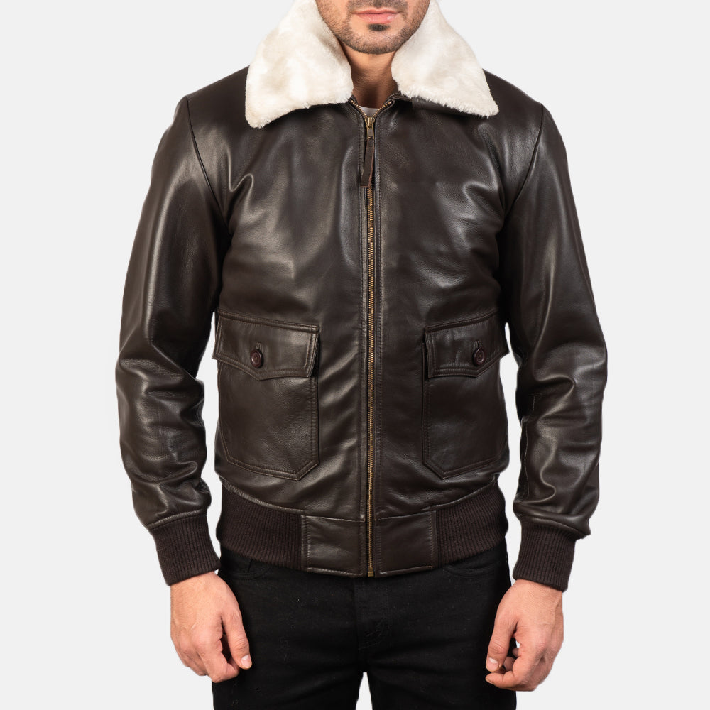 
Yksityiskohtainen lähikuva of Shirt with Removable Fur & Zipper Hardware on Airin G-1 Ruskea Nahkainen Pommitakki Miehille