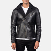 
Alberto Shearling Musta Nahkatakki Miehille - Sivuprofiili ergonomisella hihanleikkauksella