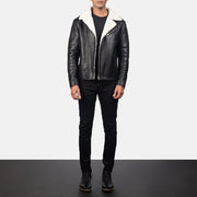 Close-Up Detail of Notch &amp; Zipper Hardware on Men's Alberto White Shearling Musta Nahkatakki Miehille