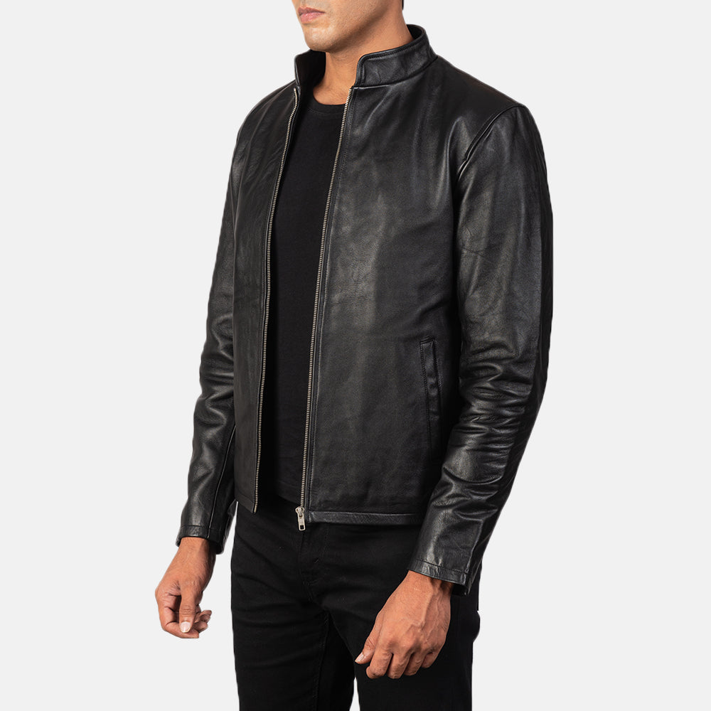 
Black Cowhide Leather Biker Jacket - Takaa istuvilla olkapäillä ja siistillä helmalla
