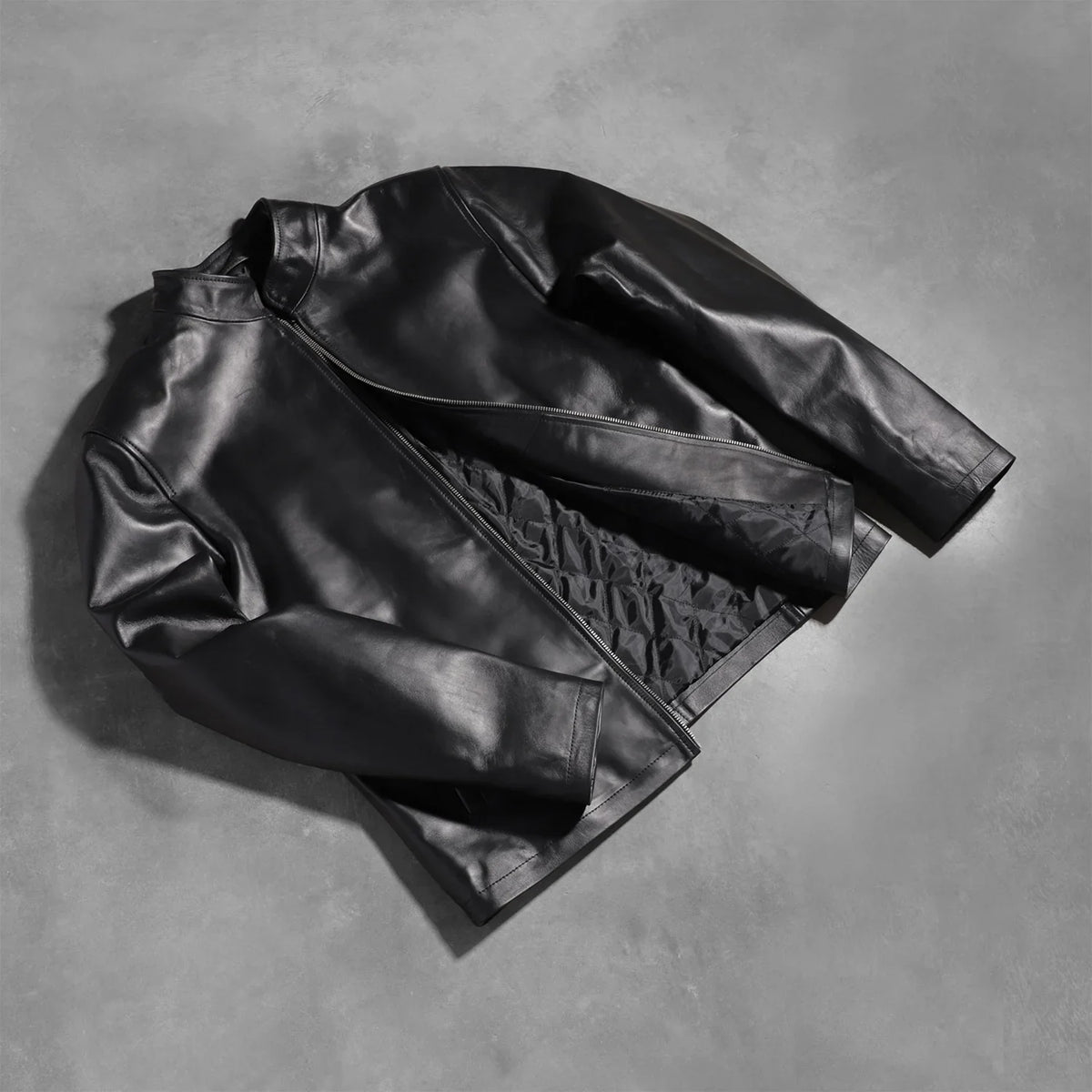 
Päällä sovitetun näkymä:  Alex Black Leather Biker Jacket mallin päällä luonnollisessa päivänvalossa