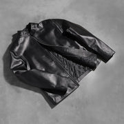
Päällä sovitetun näkymä:  Alex Black Leather Biker Jacket mallin päällä luonnollisessa päivänvalossa