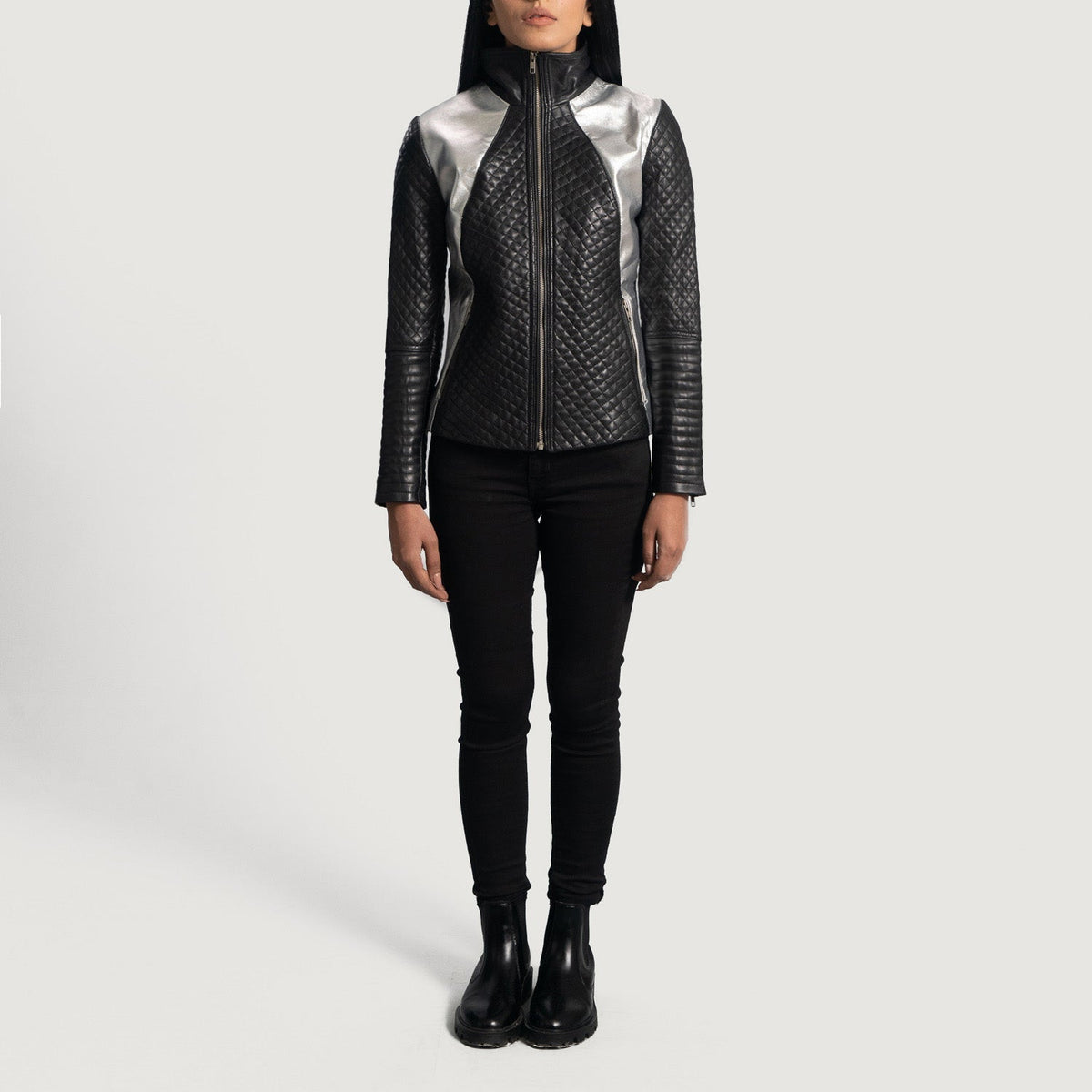 Close-Up Detail of High Neck &amp; Zipper Hardware on Women's Alia Metallic Musta Nahkainen Biker-takki Naisille