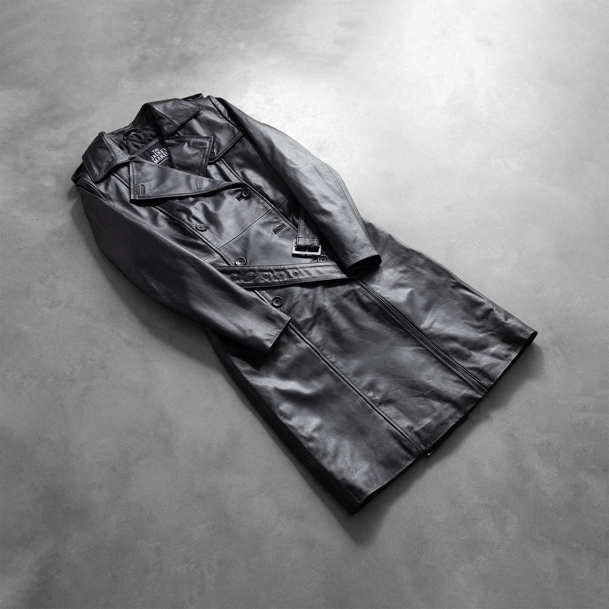 
Päällä sovitetun näkymä:  Alice Black Double Breasted Leather Coat mallin päällä luonnollisessa päivänvalossa