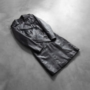 
Päällä sovitetun näkymä:  Alice Black Double Breasted Leather Coat mallin päällä luonnollisessa päivänvalossa