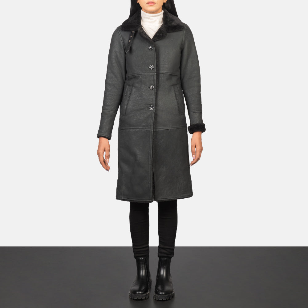 Women's Alina Shearling Musta Nahkatakki Pitkä Naisille - Lateral Side Profile View Showing Sleeve Cut &amp; Athletic Taper Fit