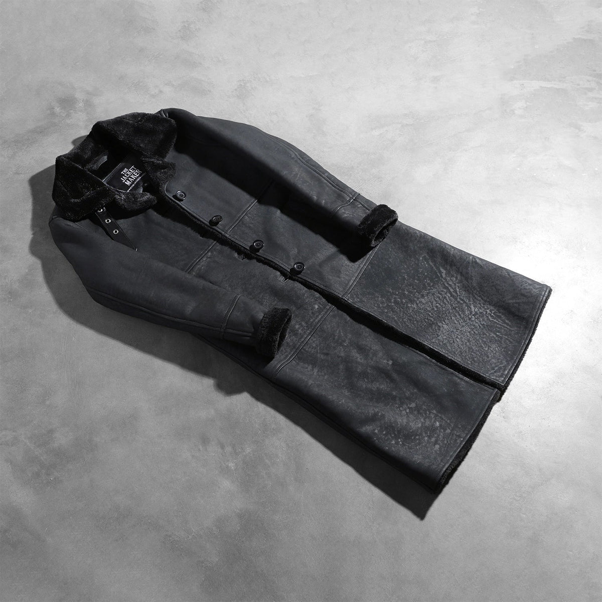 Open Hem &amp; Hem Craftsmanship Construction Detail on Women's Alina Shearling Musta Nahkatakki Pitkä Naisille