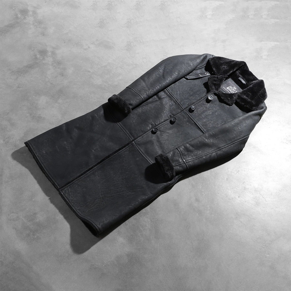 Styled Fit Perspective of Women's Alina Shearling Musta Nahkatakki Pitkä Naisille on Model - Natural Daylight Drape