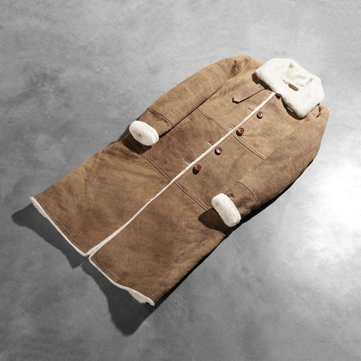 Styled Fit Perspective of Women's Alina Shearling Ruskea Nahkatakki Pitkä Naisille on Model - Natural Daylight Drape