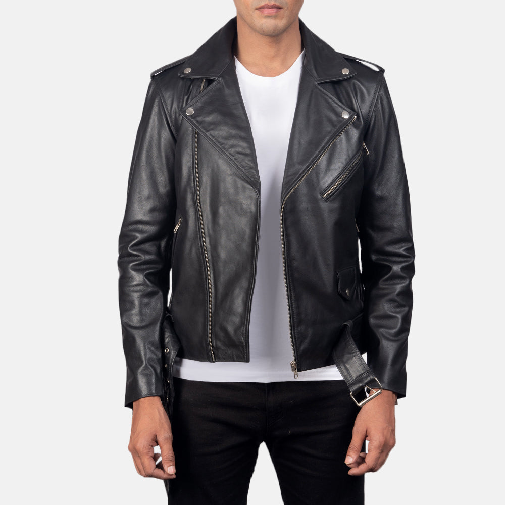 
Allaric Alley Black Leather Biker Jacket in Black Cowhide Leather - Edestä ja räätälöity siluetti | Osta verkosta