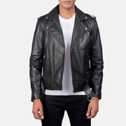 
Allaric Alley Black Leather Biker Jacket in Black Cowhide Leather - Edestä ja räätälöity siluetti | Osta verkosta