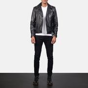 
Allaric Alley Black Leather Biker Jacket - Sivuprofiili ergonomisella hihanleikkauksella