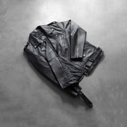 
Helman käsityömäinen viimeistely tuotteessa Allaric Alley Black Leather Biker Jacket