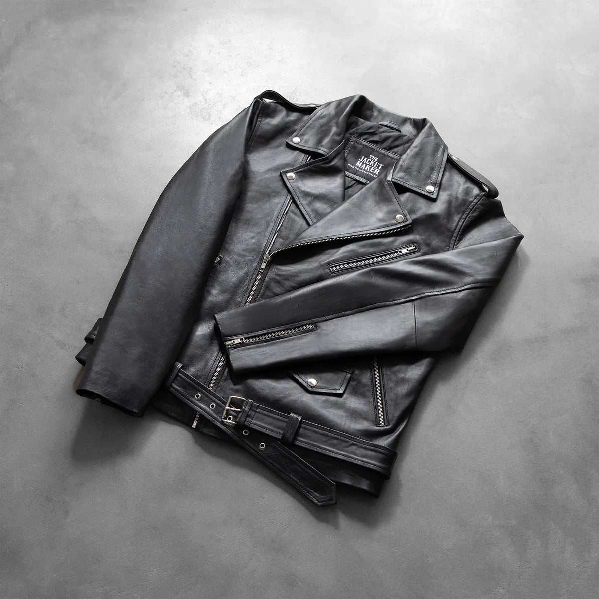 
Päällä sovitetun näkymä:  Allaric Alley Black Leather Biker Jacket mallin päällä luonnollisessa päivänvalossa