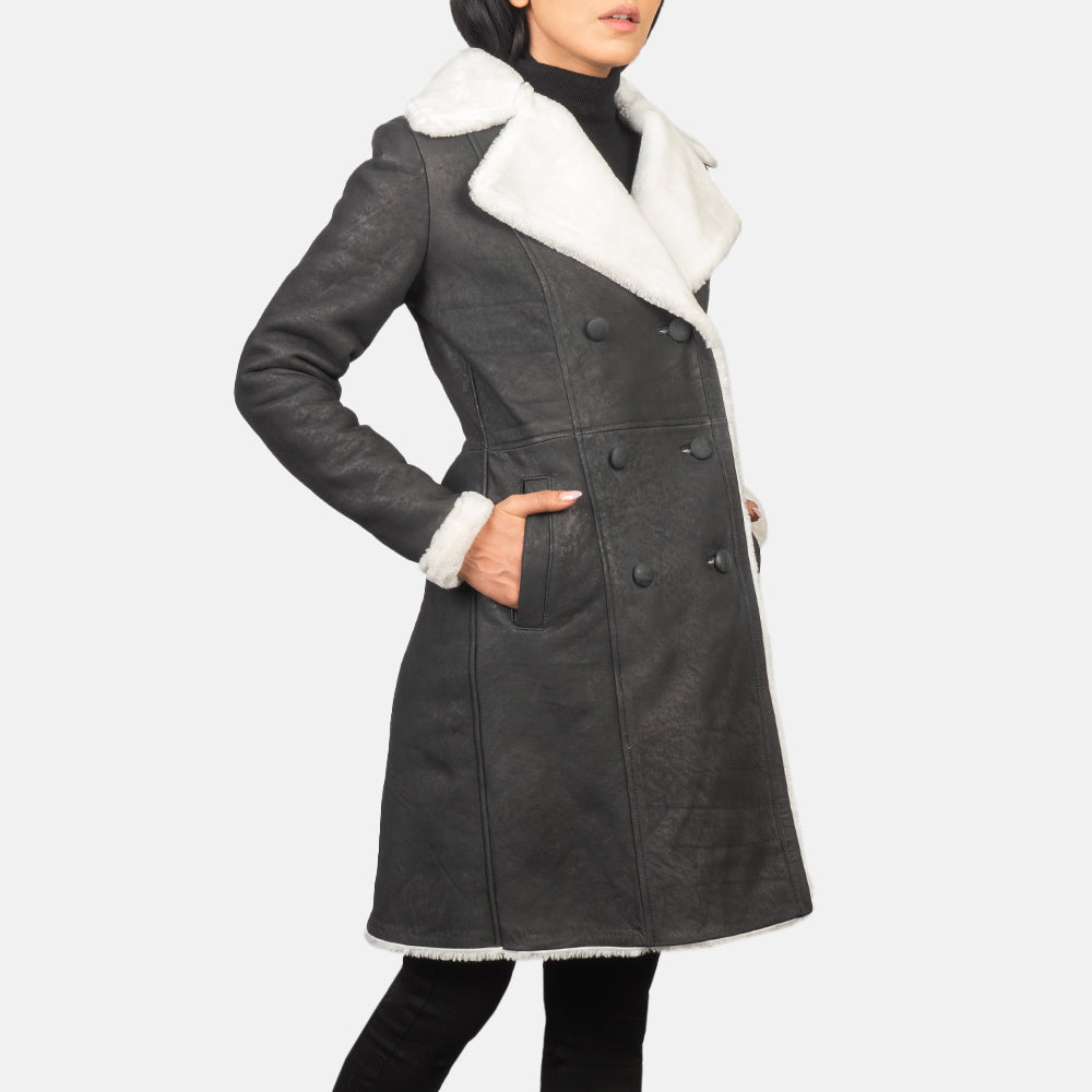 
Amie Black Double Breasted Shearling Coat - Sivuprofiili ergonomisella hihanleikkauksella