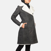 
Amie Black Double Breasted Shearling Coat - Sivuprofiili ergonomisella hihanleikkauksella