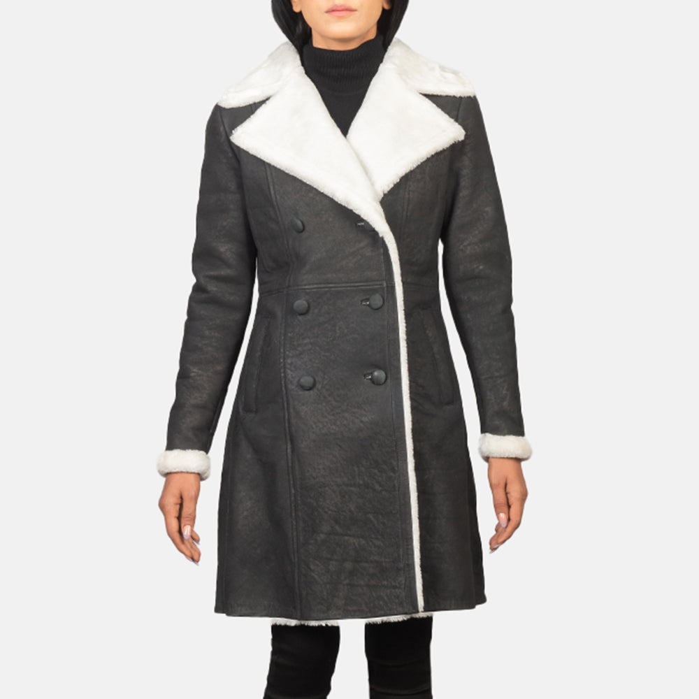 
Yksityiskohtainen lähikuva of Notch & Leather Buttons Hardware on Amie Black Double Breasted Shearling Coat