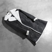 
Päällä sovitetun näkymä:  Amie Black Double Breasted Shearling Coat mallin päällä luonnollisessa päivänvalossa