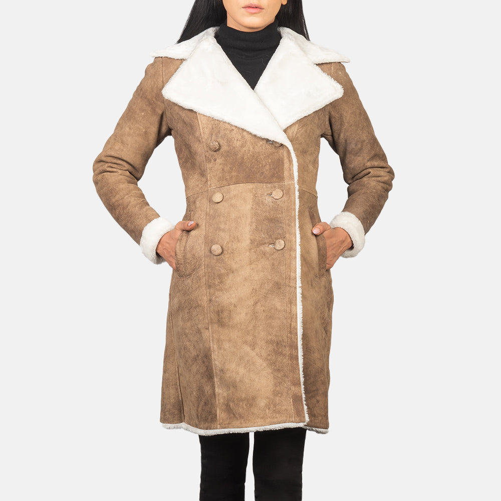 
Amie Distressed Brown Double Breasted Shearling Coat - Sivuprofiili ergonomisella hihanleikkauksella