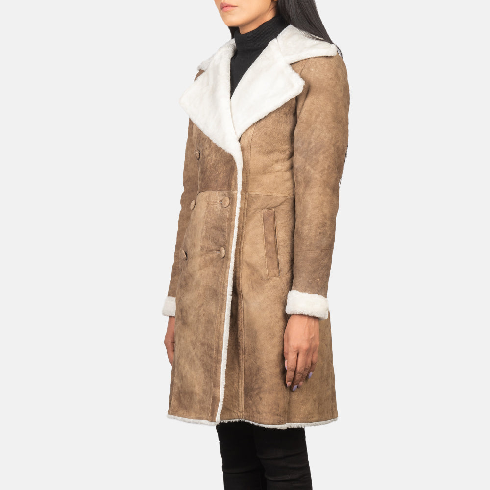 
Yksityiskohtainen lähikuva of Notch & Leather Buttons Hardware on Amie Distressed Brown Double Breasted Shearling Coat