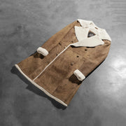 
Päällä sovitetun näkymä:  Amie Distressed Brown Double Breasted Shearling Coat mallin päällä luonnollisessa päivänvalossa