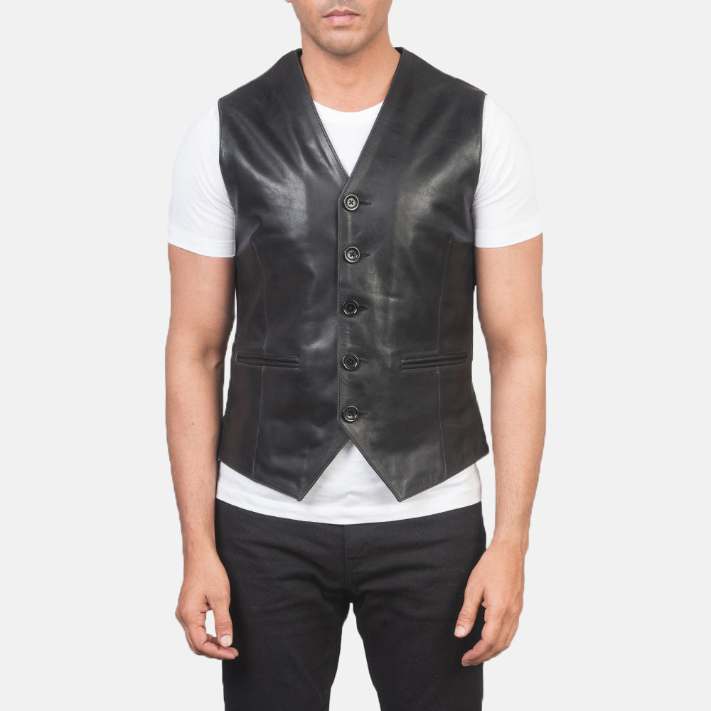 Close-Up Detail of Classic Collar &amp; 5 Button Hardware on Men's Auden Musta Nahkaliivi Miehille