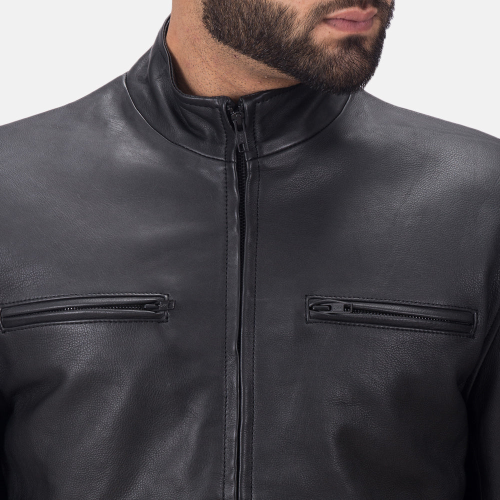 Close-Up Detail of High neck &amp; Zipper Hardware on Austere Matte Musta Nahkainen Biker-takki Miehille