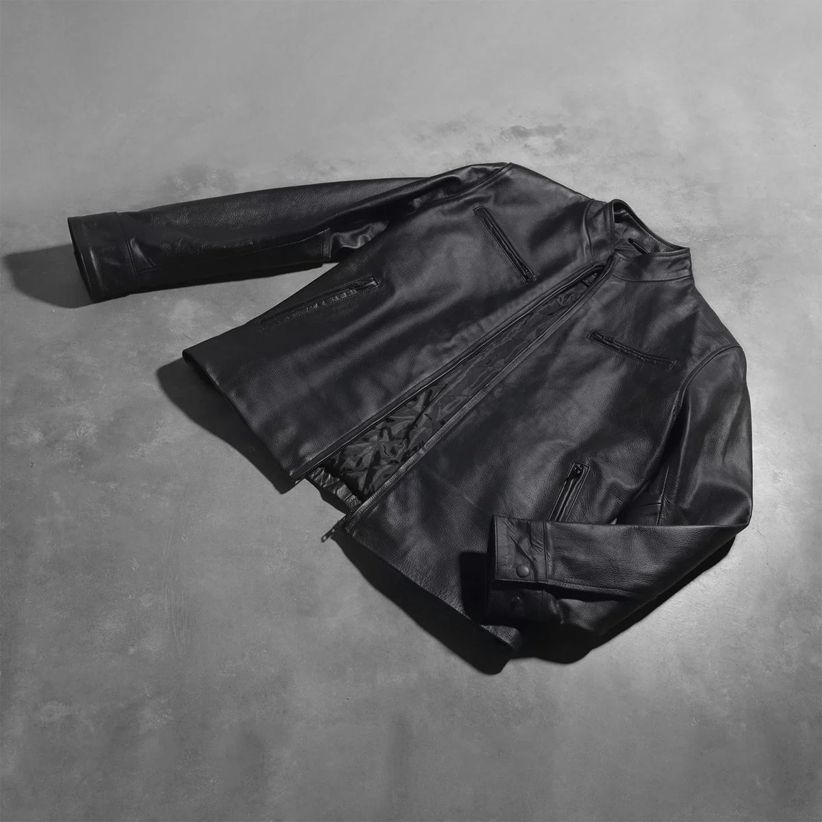 Button &amp; Hem Craftsmanship Construction Detail on Austere Matte Musta Nahkainen Biker-takki Miehille