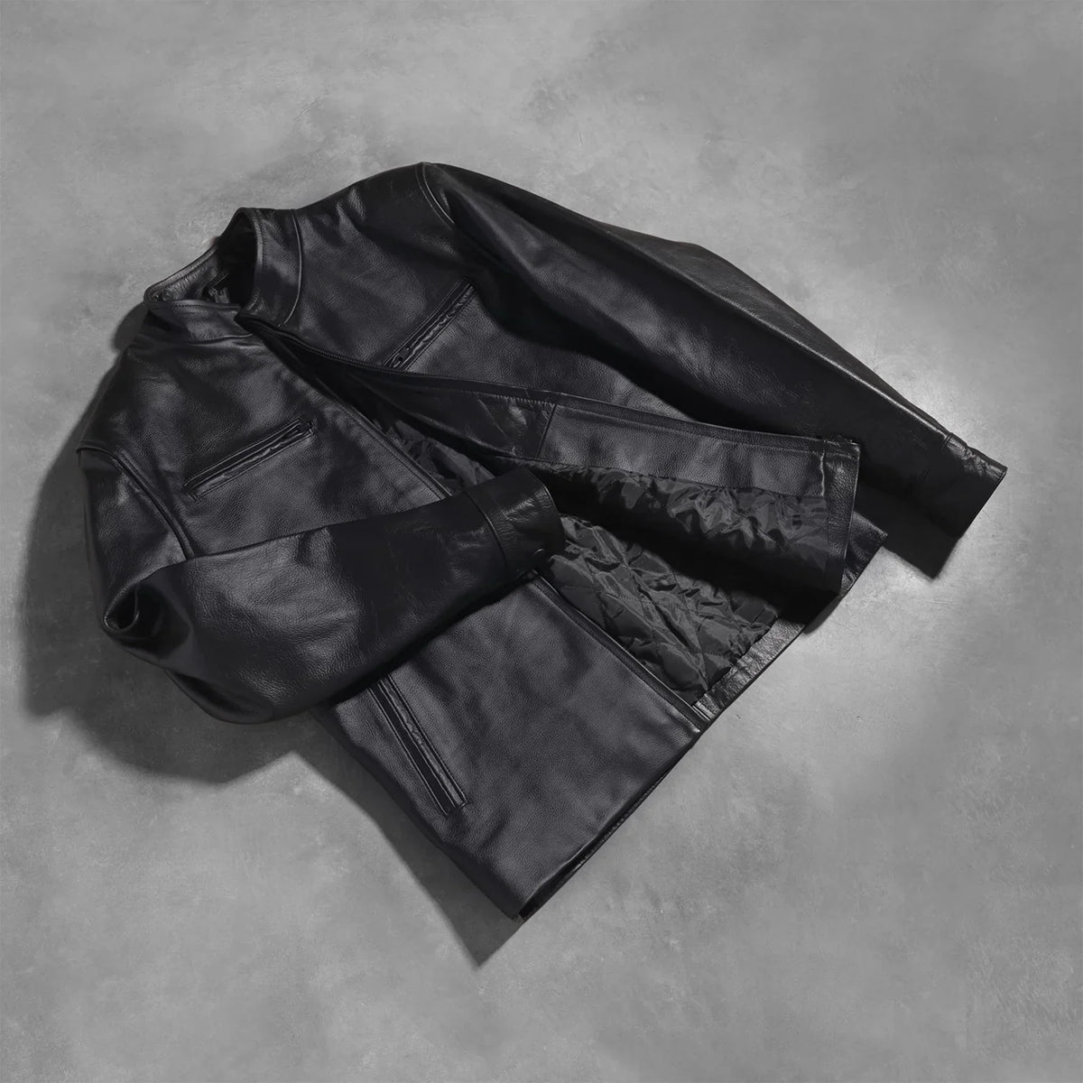 Styled Fit Perspective of Austere Matte Musta Nahkainen Biker-takki Miehille on Model - Natural Daylight Drape