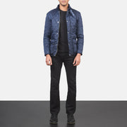 Close-Up Detail of Belted Band &amp; Button Hardware on Men's Barry Quilted Blue Windbreaker Nahkatakki Miehille