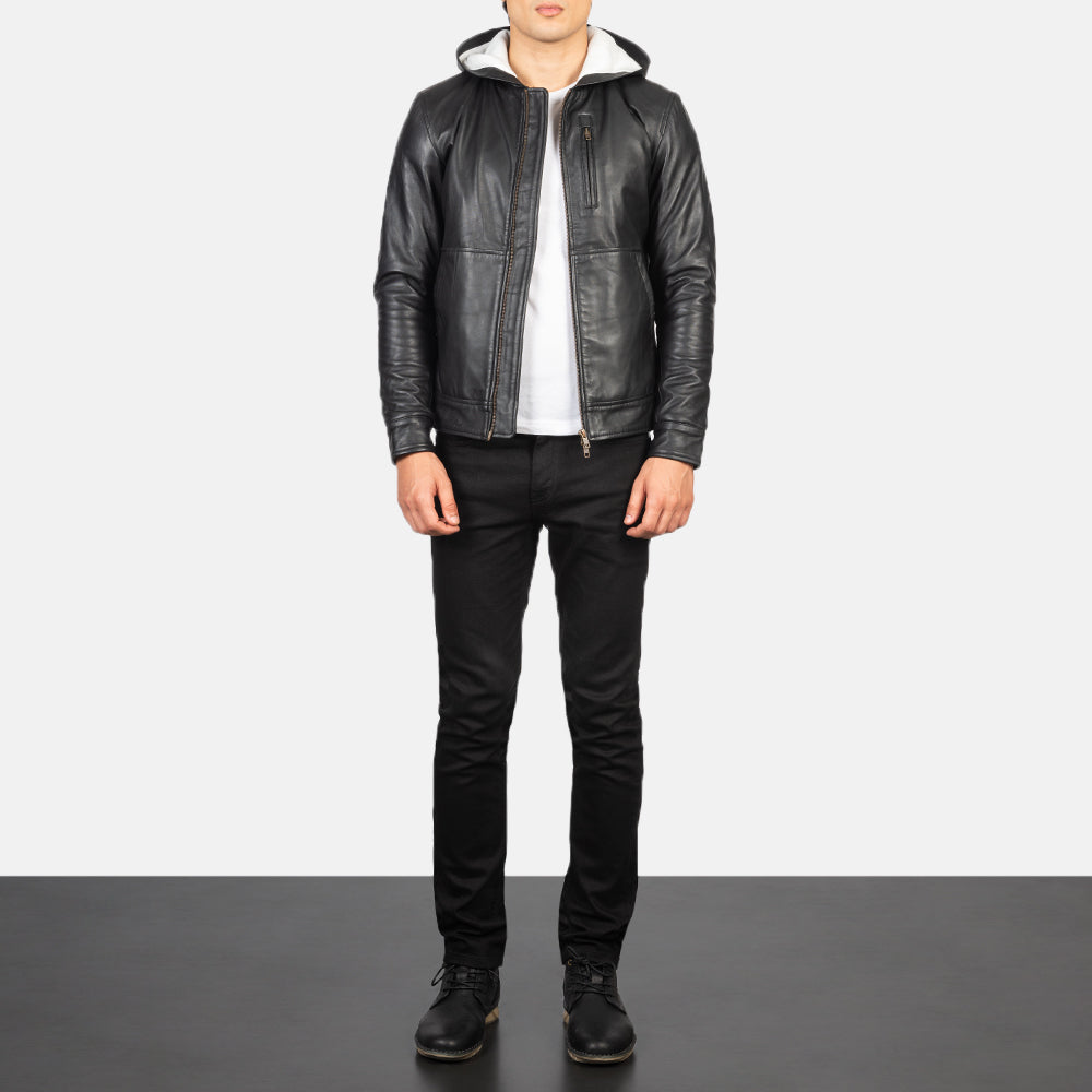 
Baston Black Hooded Leather Bomber Jacket - Sivuprofiili ergonomisella hihanleikkauksella