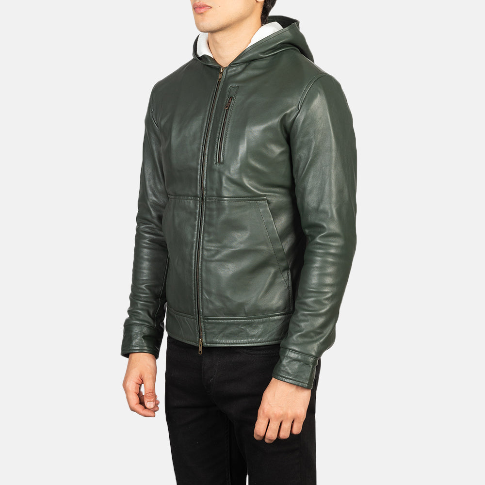 
Päällä sovitetun näkymä:  Baston Black Hooded Leather Bomber Jacket mallin päällä luonnollisessa päivänvalossa