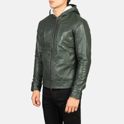 
Päällä sovitetun näkymä:  Baston Black Hooded Leather Bomber Jacket mallin päällä luonnollisessa päivänvalossa