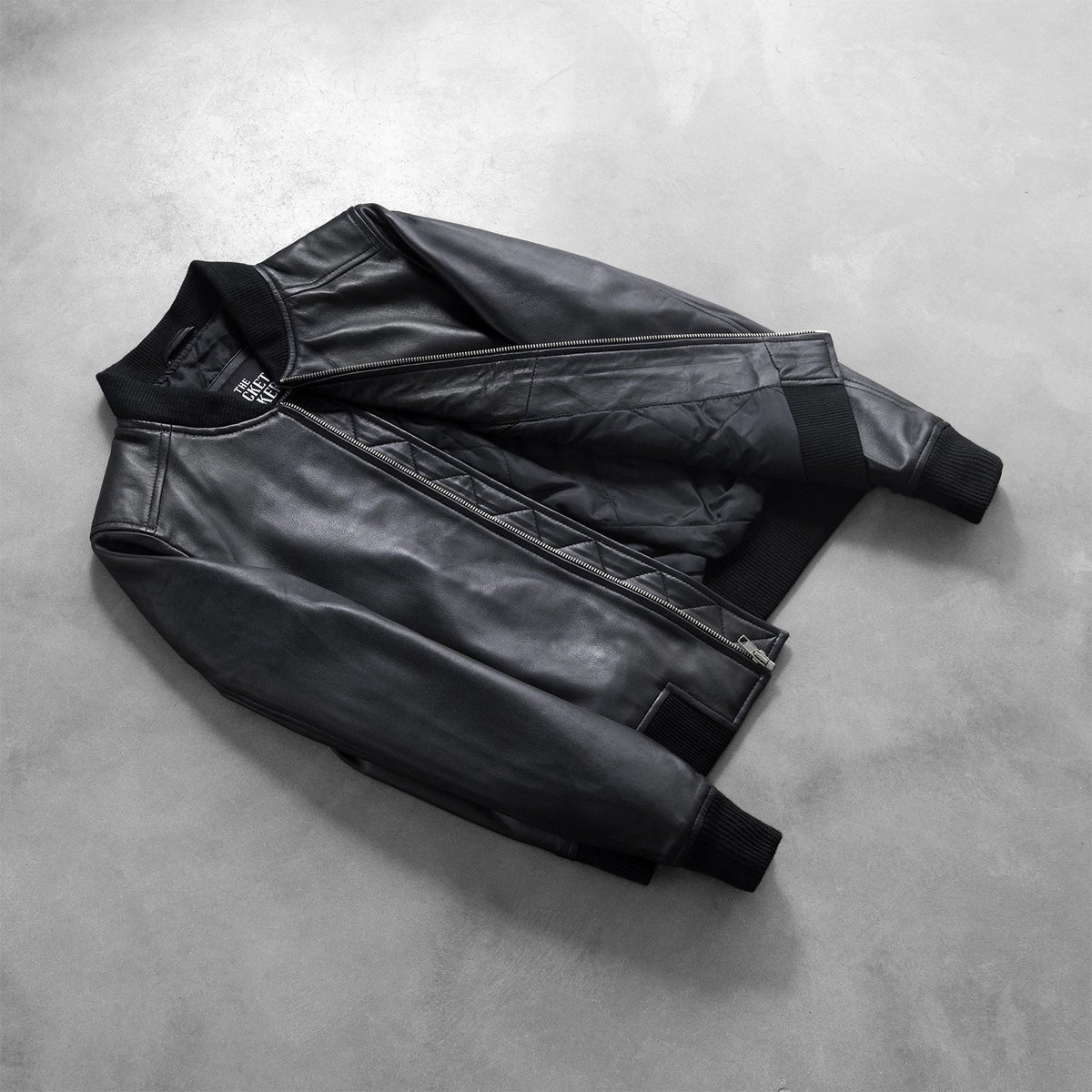 Styled Fit Perspective of Women's Bliss Musta Nahkainen Pommitakki Naisille on Model - Natural Daylight Drape